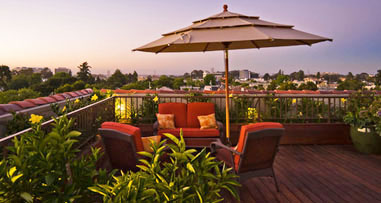 Un terrasse chaleureuse le soir